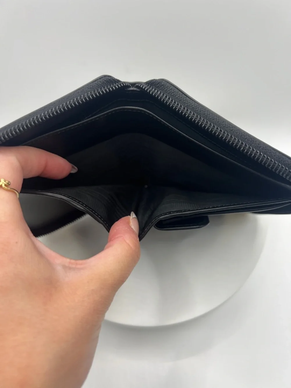 7050. Authentic Gucci Black Leather Zip Wallet with Glossy Logo. Made in Italy. - Picture 15 of 16